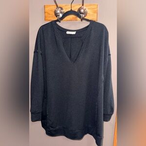ANDREE BY UNIT Black V-Neck Top